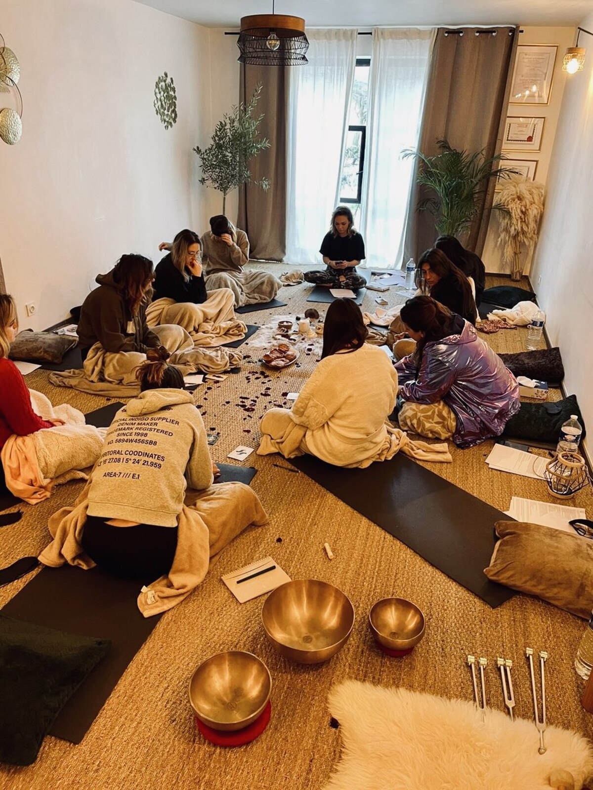 Un de ses ateliers, en cercle, bols chantants.