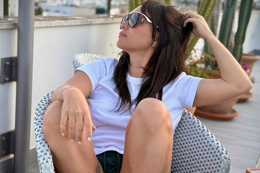 Barbara sur une terrasse au coucher du soleil.